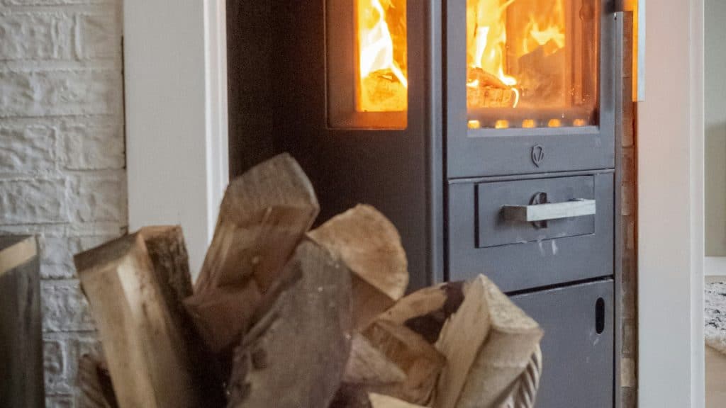 Ramonage de poêle à bois dans les Bouches-du-Rhône : nos astuces et bonnes pratiques