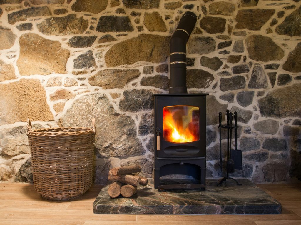 Les avantages d'un poêle à bois : chaleur naturelle et économies d'énergie