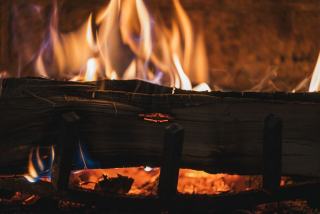 Allumer son poêle à bois par le haut, avec du bois sec et sans produit chimique