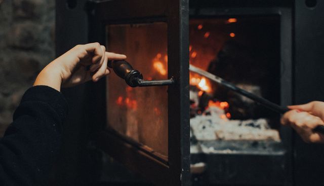 Sapin, pin, épicéa : ce que le résineux fait vraiment à votre poêle Sapin, pin, épicéa : ce que le résineux fait vraiment à votre poêle