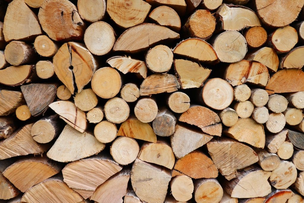 Comment choisir le bon combustible pour optimiser les performances de votre poêle à bois