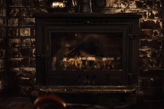 Fonte ou acier : quel poêle à bois restitue sa chaleur le plus longtemps ?