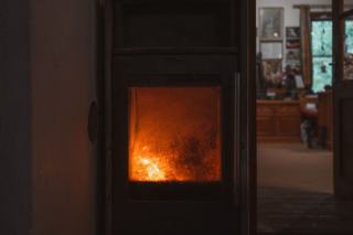Vitre de poêle qui noircit en quelques heures : causes et remèdes