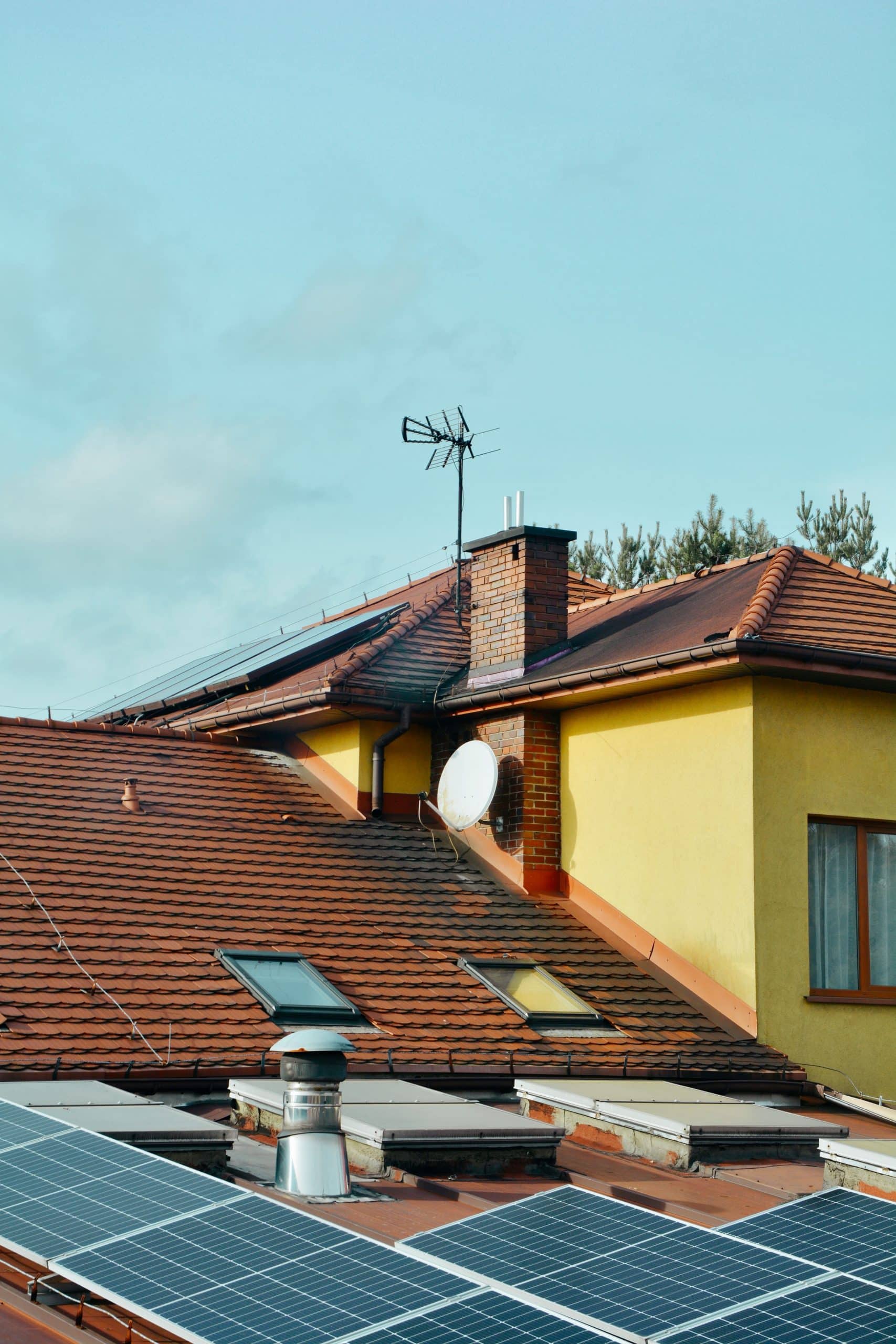 Maison alsacienne avec poêle à bois et panneaux solaires sur le toit